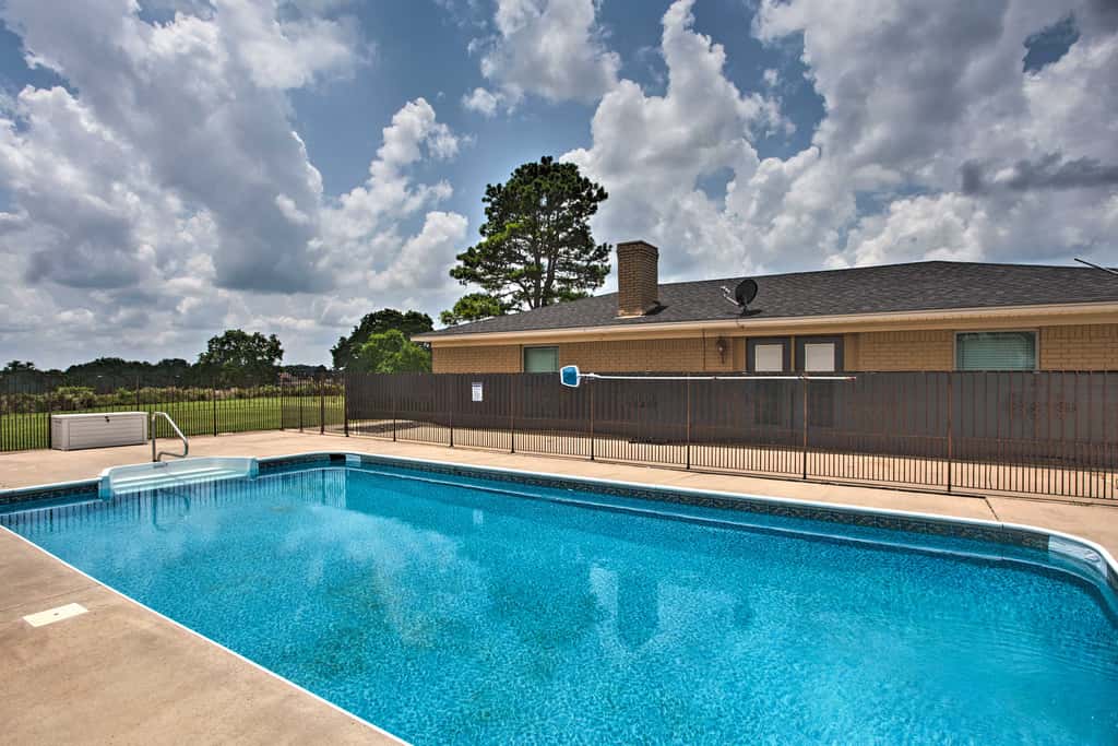 Pet-Friendly Efficiency Cottage w/ Pool!