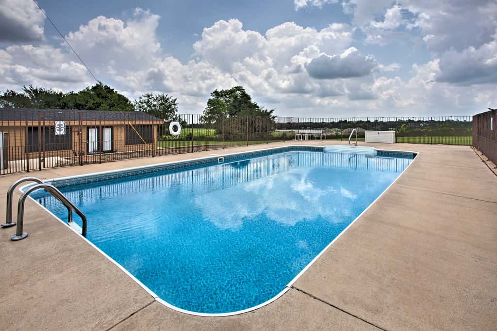 Pet-Friendly Efficiency Cottage w/ Pool!