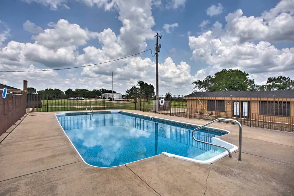 Pet-Friendly Efficiency Cottage w/ Pool!