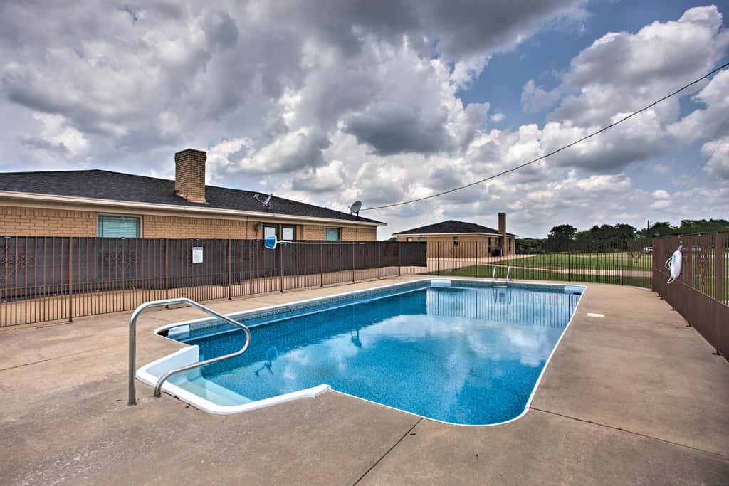 Pet-Friendly Efficiency Cottage w/ Pool!