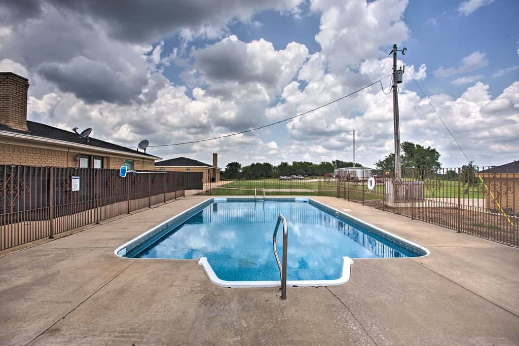Pet-Friendly Efficiency Cottage w/ Pool!
