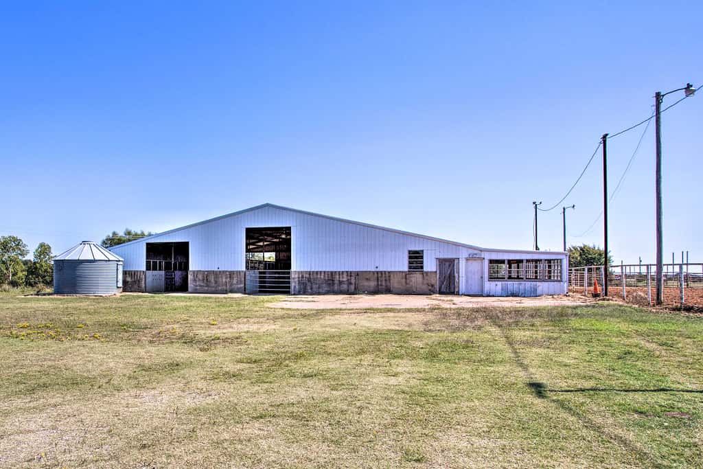 Pet-Friendly Efficiency Cottage w/ Pool!