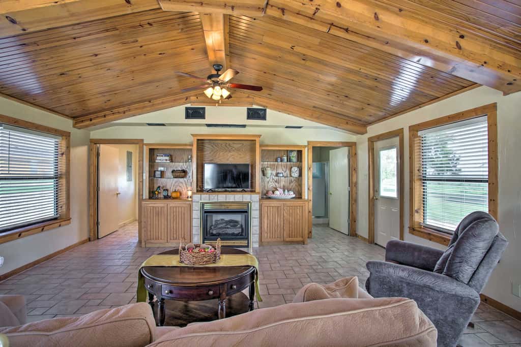 Pet-Friendly Efficiency Cottage w/ Pool!