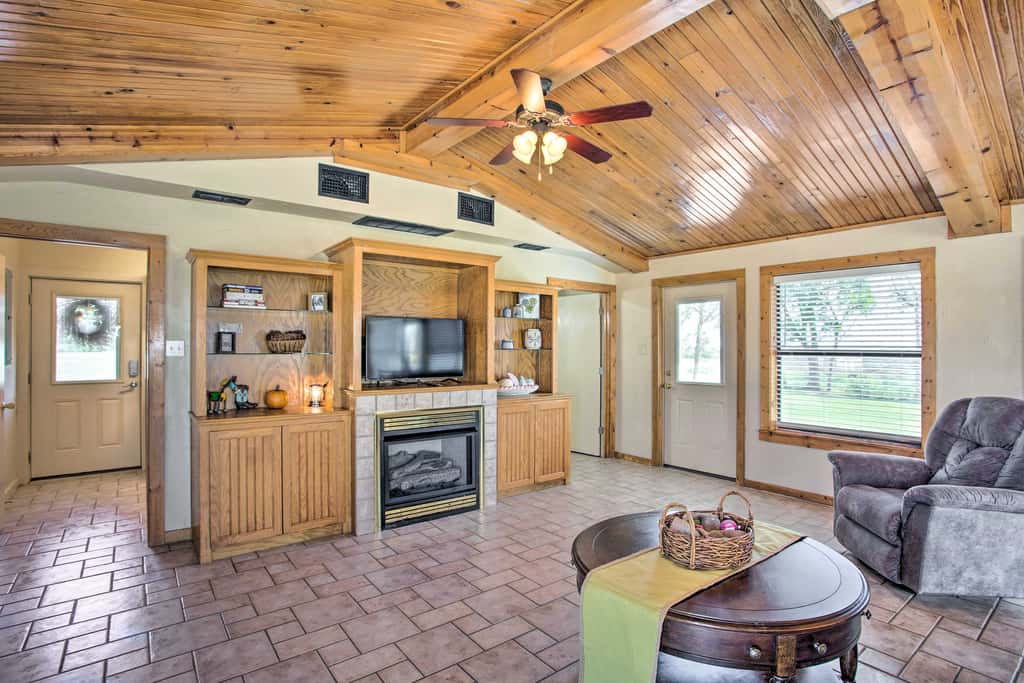 Pet-Friendly Efficiency Cottage w/ Pool!