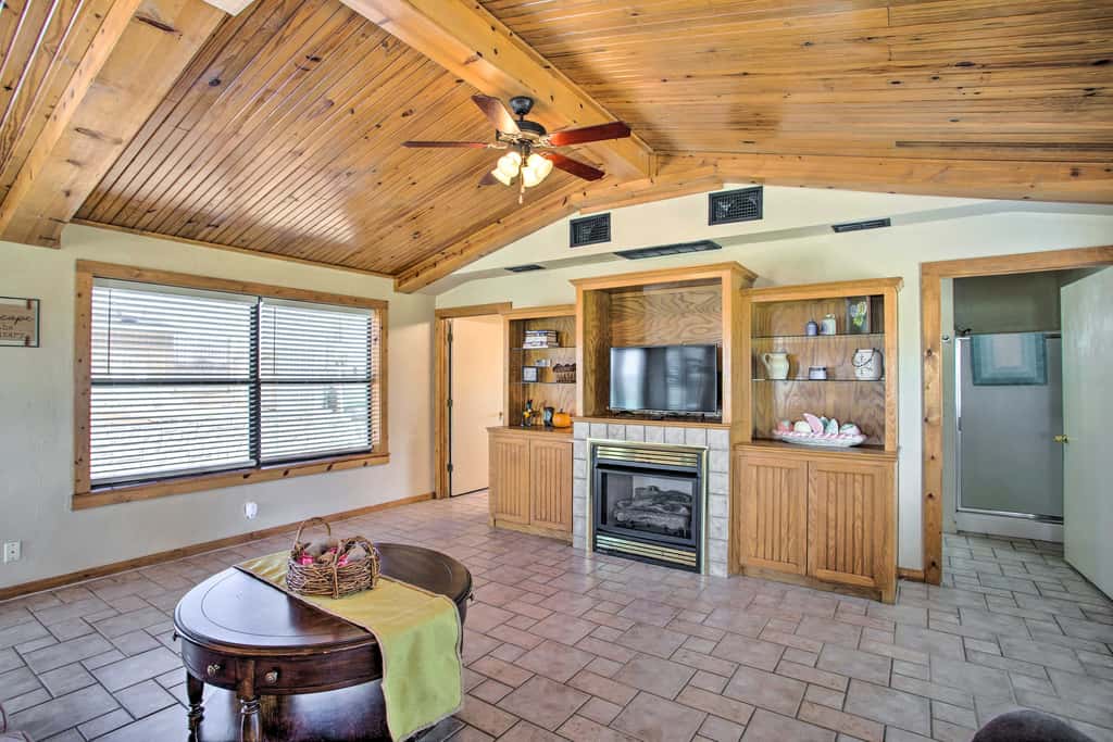 Pet-Friendly Efficiency Cottage w/ Pool!