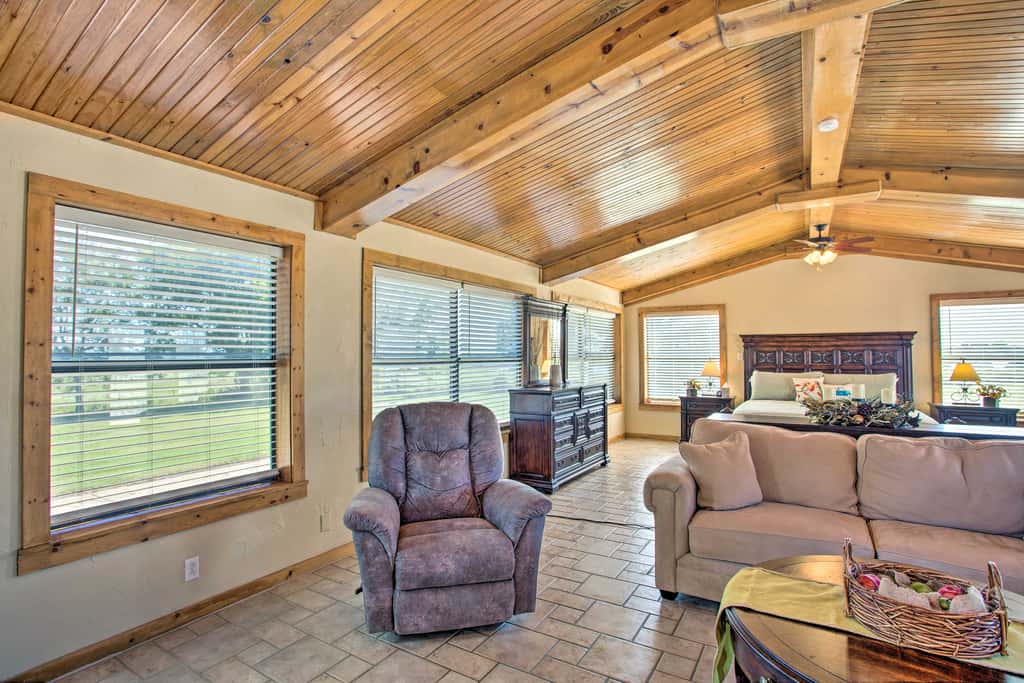 Pet-Friendly Efficiency Cottage w/ Pool!