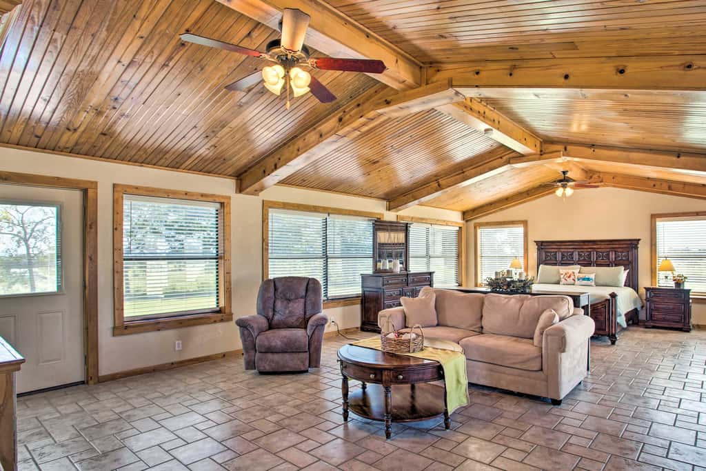 Pet-Friendly Efficiency Cottage w/ Pool!