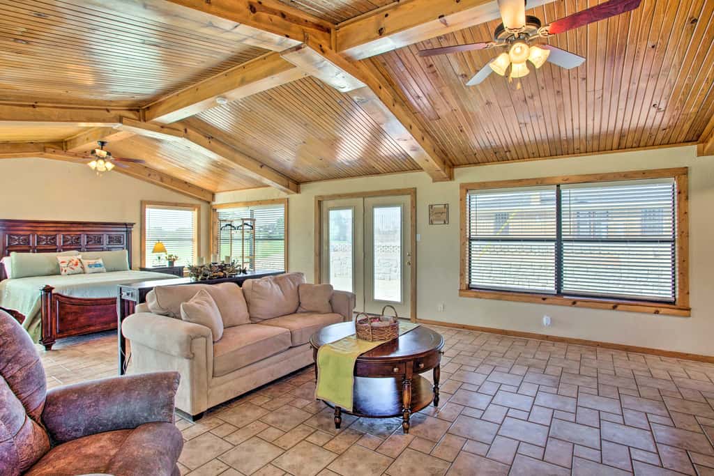 Pet-Friendly Efficiency Cottage w/ Pool!