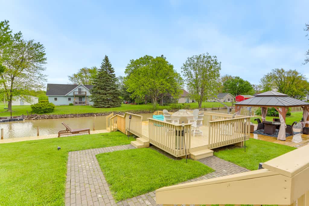 Hot Tub, Lake Access, & Dock: Port Clinton Retreat