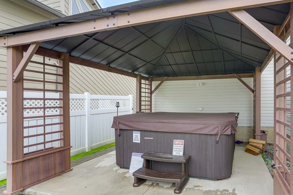 Hot Tub, Lake Access, & Dock: Port Clinton Retreat