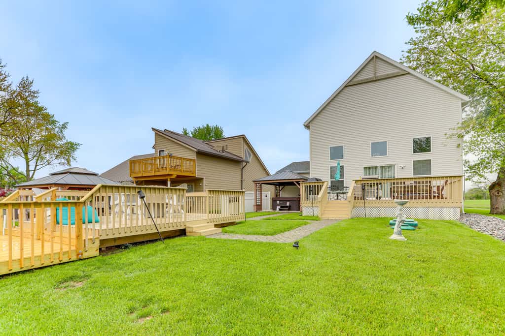 Hot Tub, Lake Access, & Dock: Port Clinton Retreat