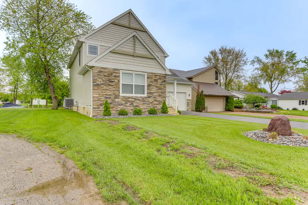 Hot Tub, Lake Access, & Dock: Port Clinton Retreat