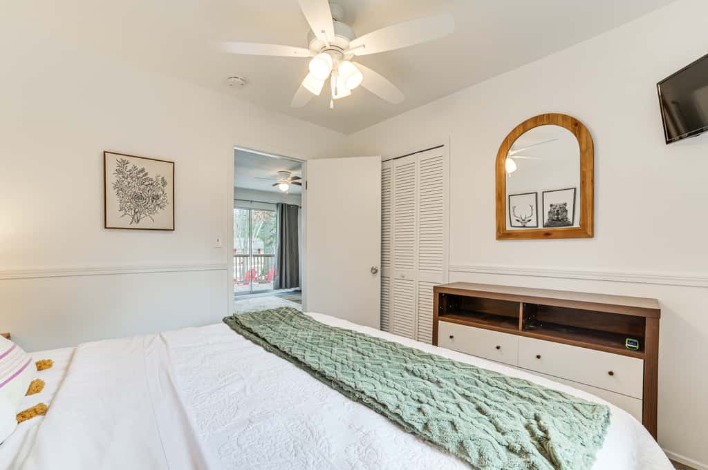Higgins Lake Cottage w/ Private Fire Pit & Grill!