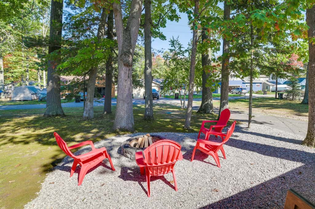 Higgins Lake Cottage w/ Private Fire Pit & Grill!