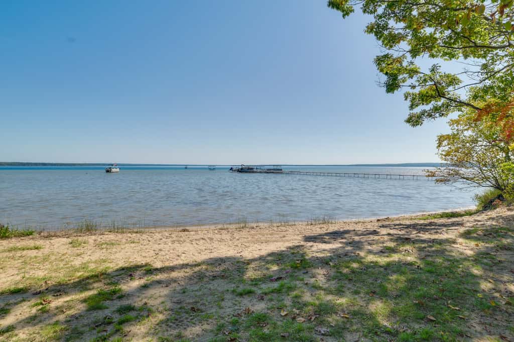 Higgins Lake Cottage w/ Private Fire Pit & Grill!