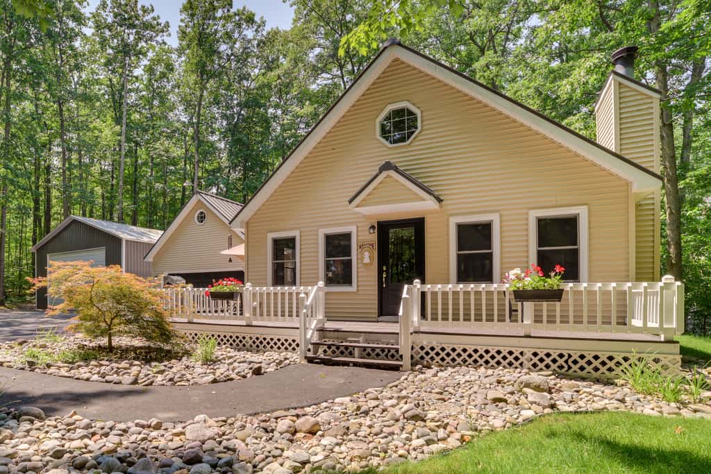 Higgins Lake Retreat: Dock Access, Close to Beach!