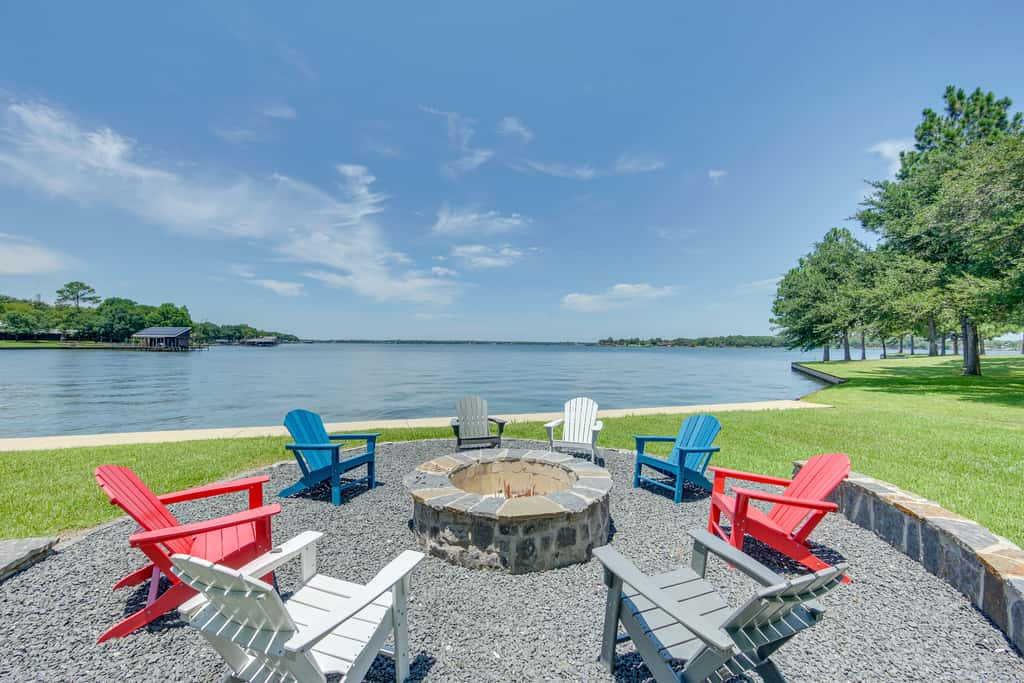 Stunning Lakefront Malakoff Home w/ Dock & Deck