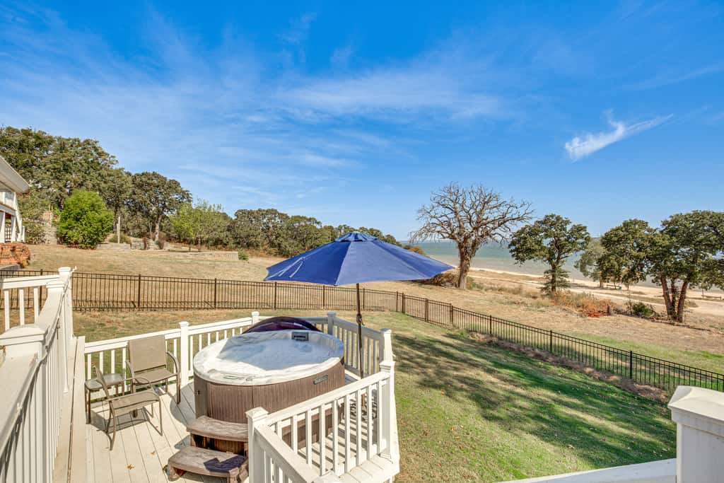 300 Feet to Lake Texoma: Modern Home w/ Deck!