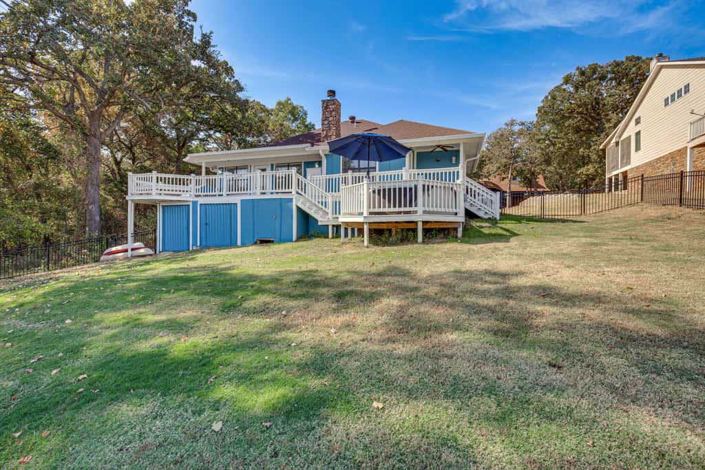 300 Feet to Lake Texoma: Modern Home w/ Deck!