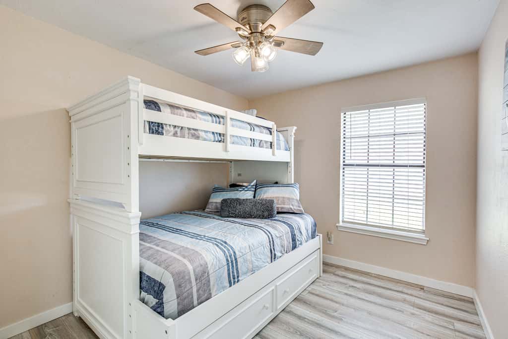 300 Feet to Lake Texoma: Modern Home w/ Deck!