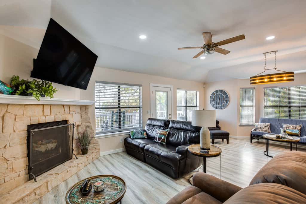 300 Feet to Lake Texoma: Modern Home w/ Deck!