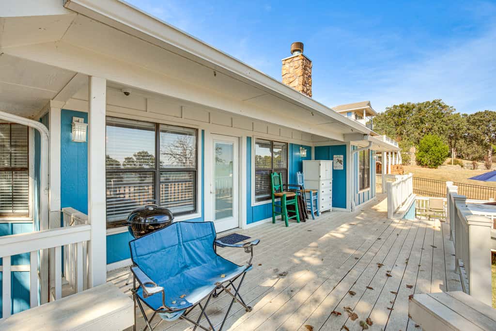 300 Feet to Lake Texoma: Modern Home w/ Deck!