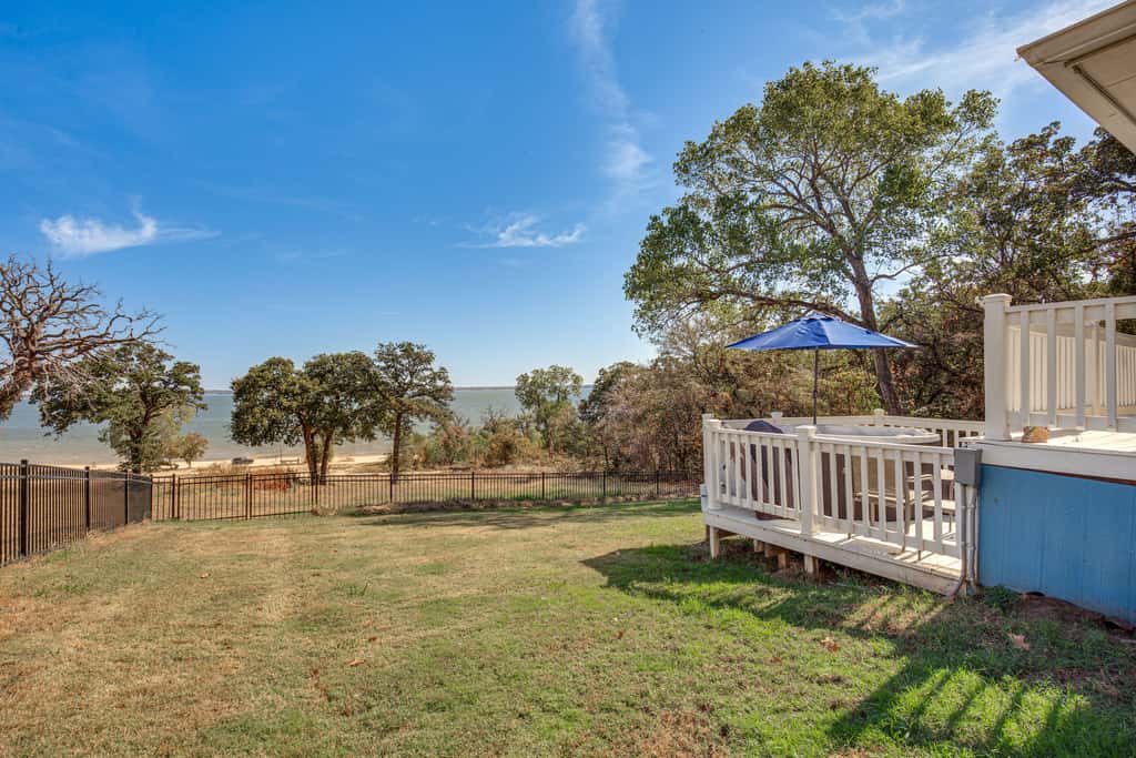 300 Feet to Lake Texoma: Modern Home w/ Deck!