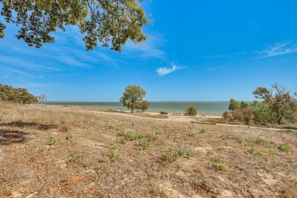 300 Feet to Lake Texoma: Modern Home w/ Deck!