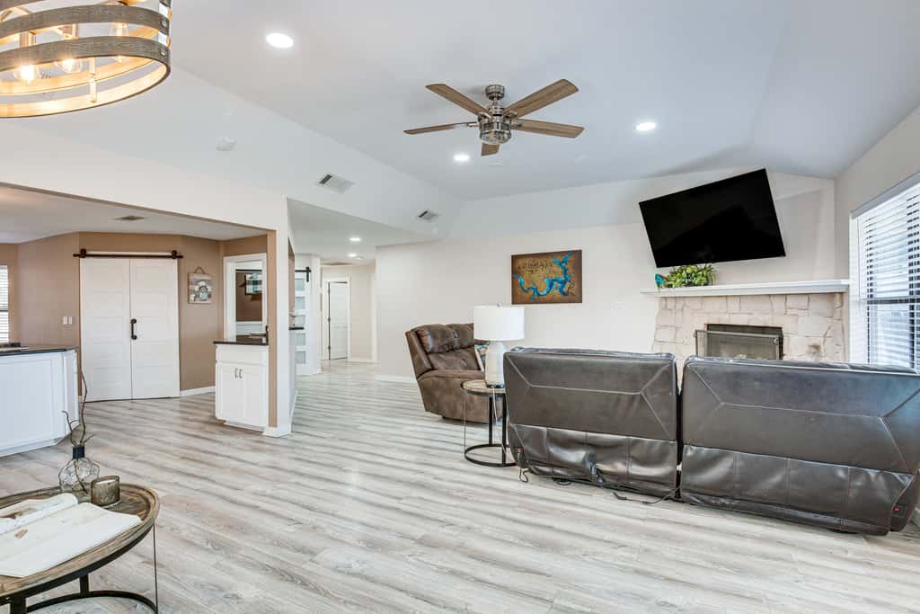 300 Feet to Lake Texoma: Modern Home w/ Deck!