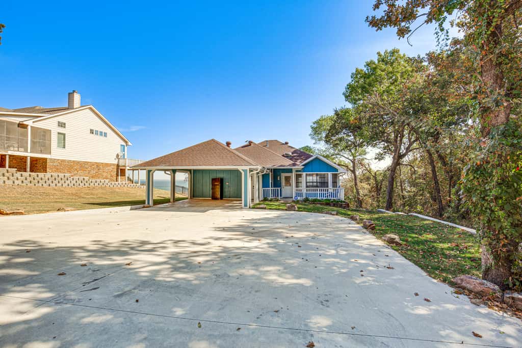 300 Feet to Lake Texoma: Modern Home w/ Deck!