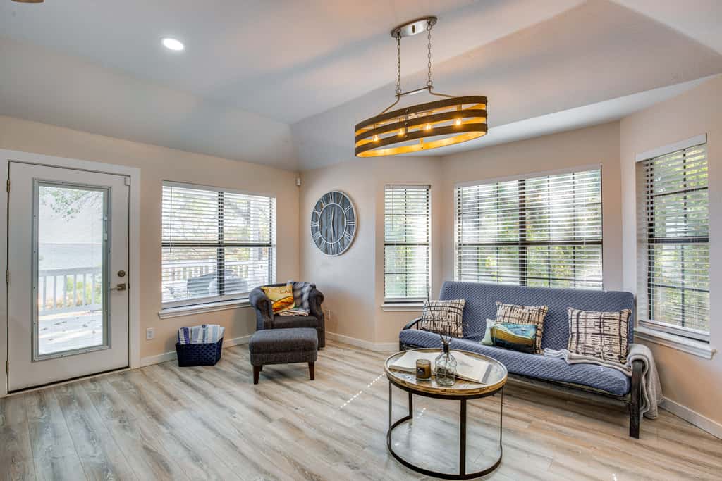 300 Feet to Lake Texoma: Modern Home w/ Deck!