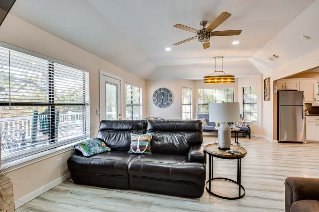 300 Feet to Lake Texoma: Modern Home w/ Deck!