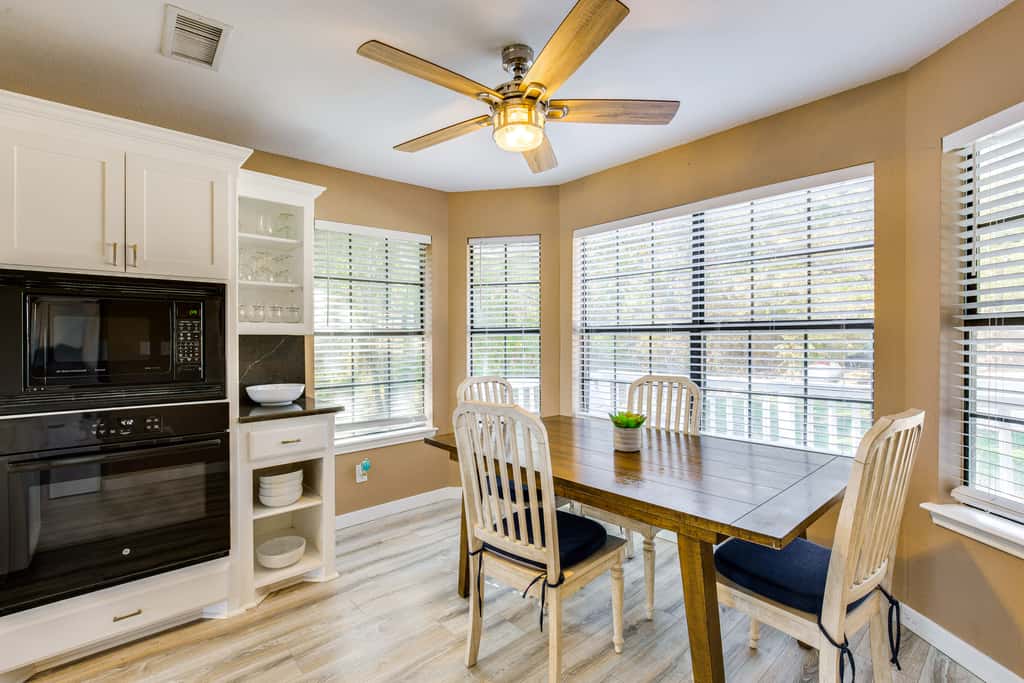 300 Feet to Lake Texoma: Modern Home w/ Deck!