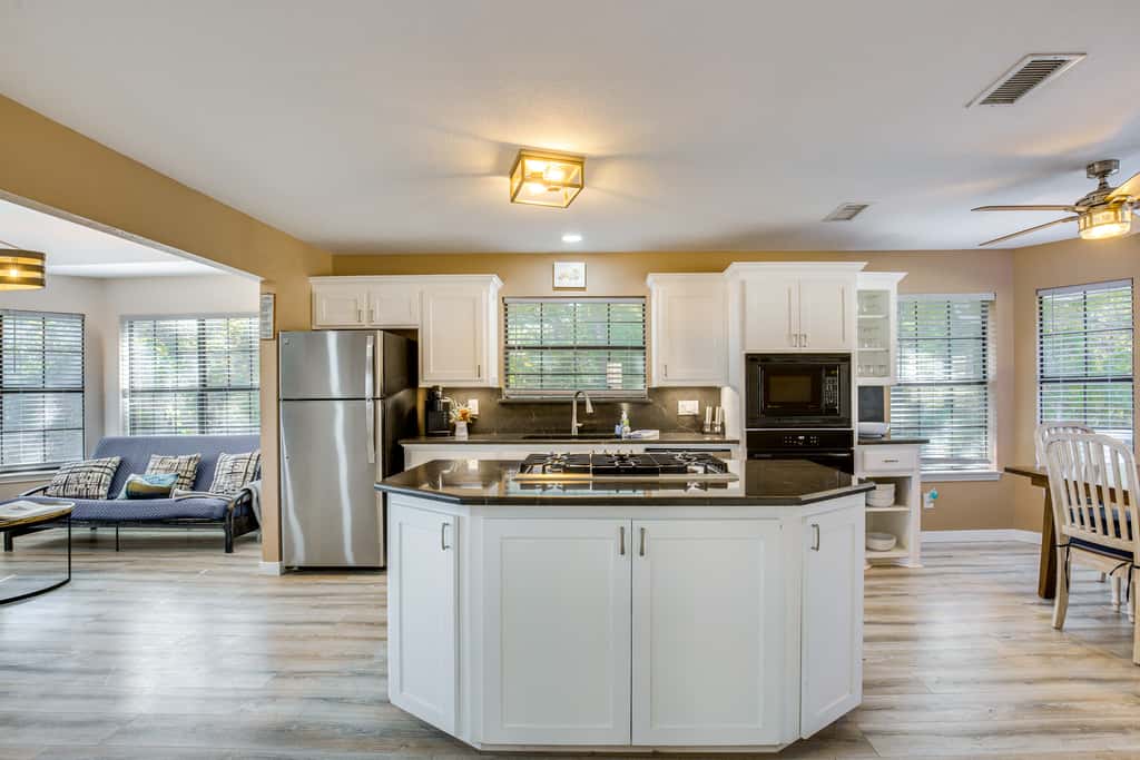300 Feet to Lake Texoma: Modern Home w/ Deck!