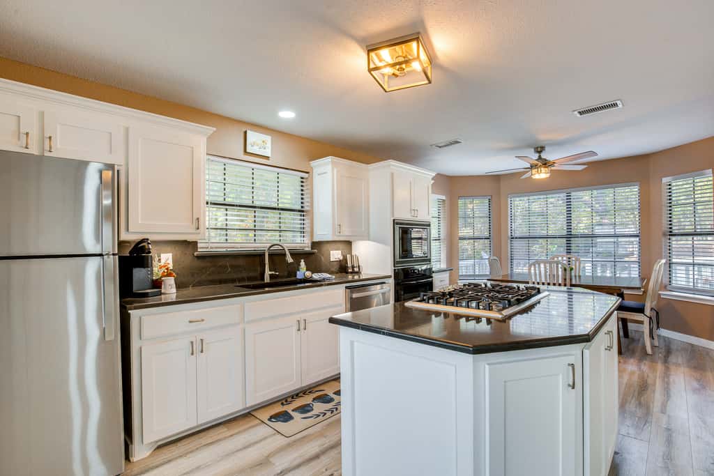 300 Feet to Lake Texoma: Modern Home w/ Deck!