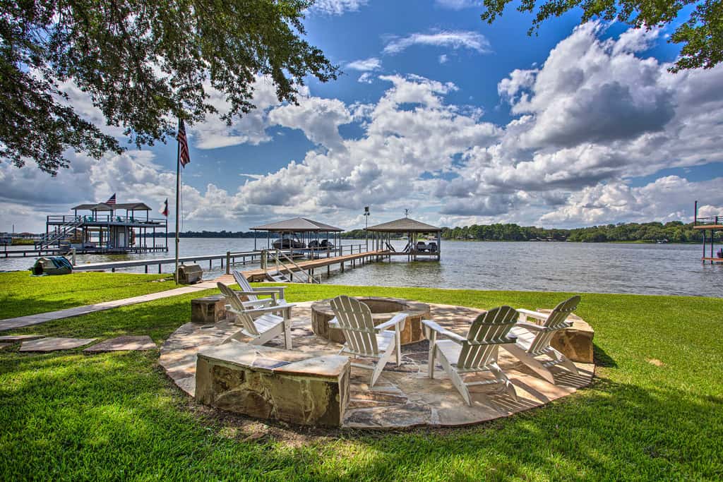 Remodeled Cedar Creek Lake Retreat w/ Fire Pit!