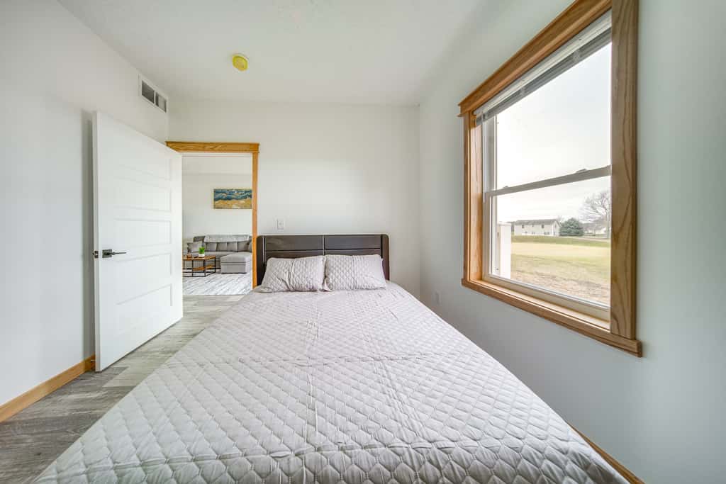 Balcony+ Golf Course View: Quiet Erie Getaway