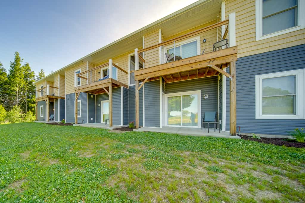 Balcony+ Golf Course View: Quiet Erie Getaway
