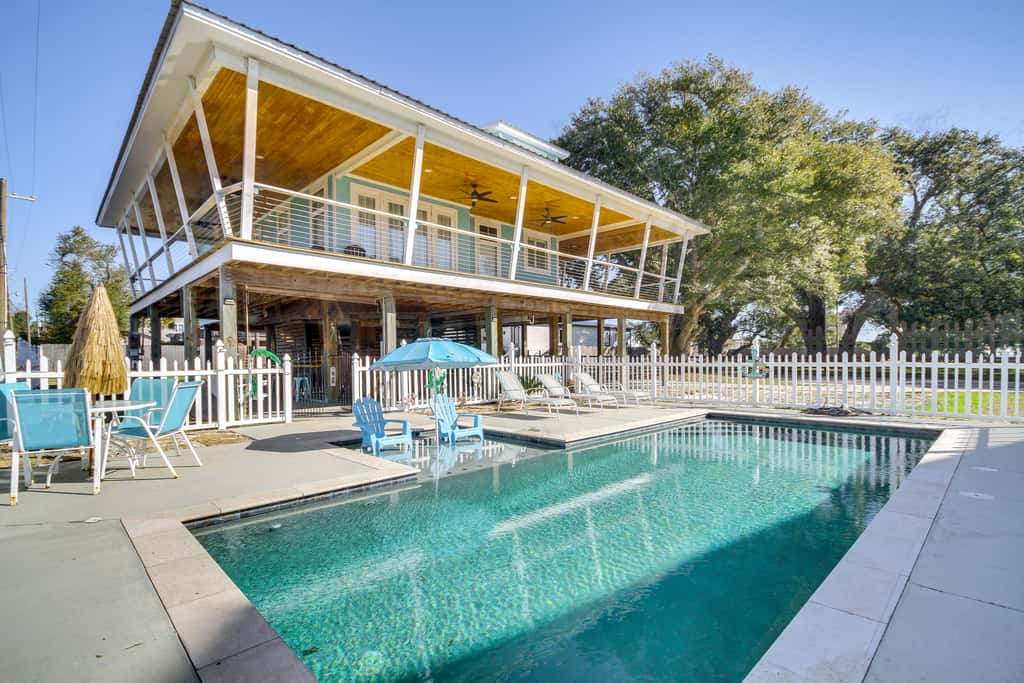 Walk to Beach: Stunning Gulfport Getaway
