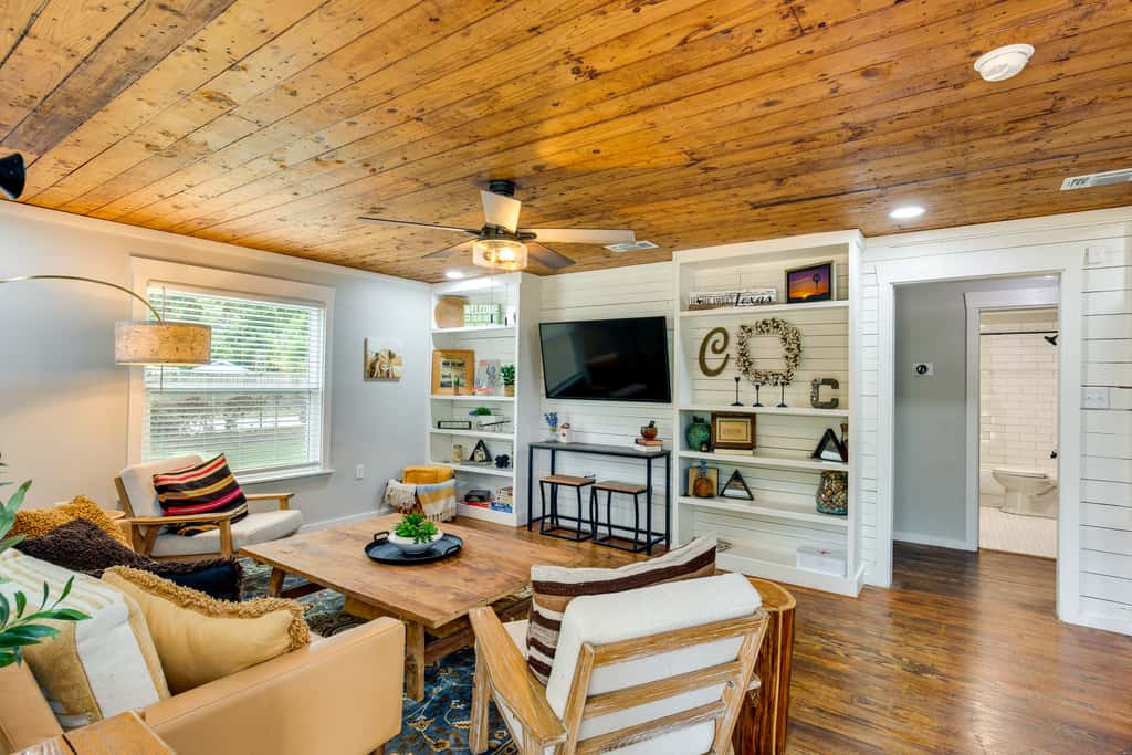 Lindale Vacation Rental w/ Deck & Grill!