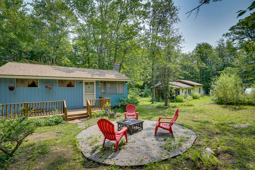Cozy Becket Cottage Minutes from Lake Beaches