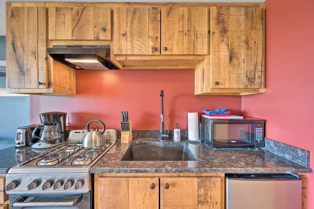 Slopeside Burke Mountain Condo w/ Fireplace!