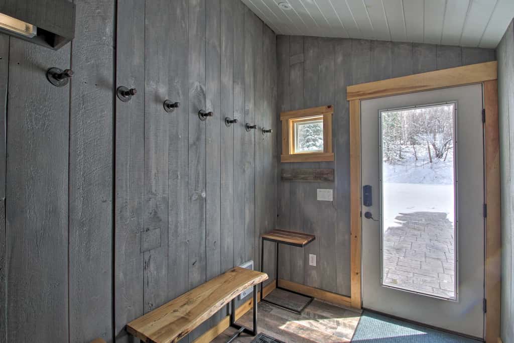 Slopeside Burke Mountain Condo w/ Fireplace!