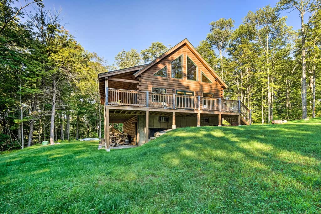Londonderry Chalet w/ Deck, Fire Pit & Views!