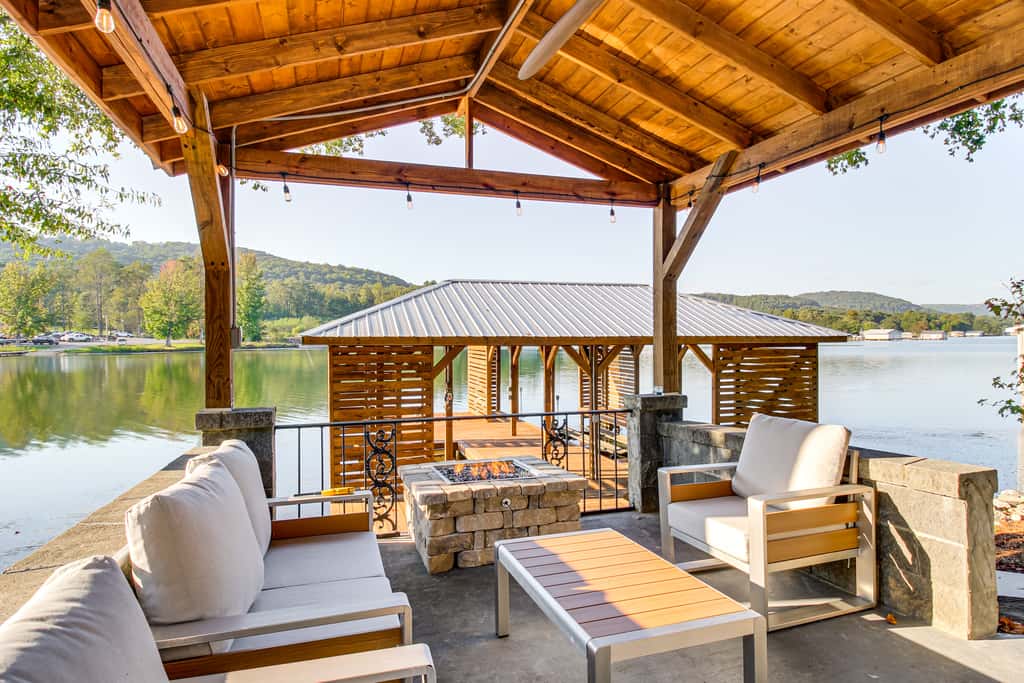 < 1 Mi to Boat Launch: Home w/ Dock in Scottsboro