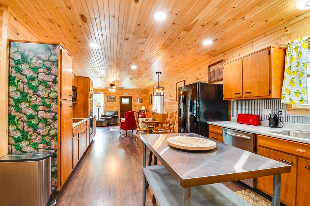 18 Mi to Red River Gorge: Beattyville Retreat