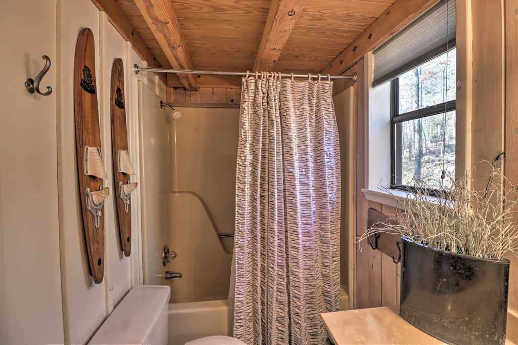 Scenic Greers Ferry Cabin w/ Deck + Fire Pit!