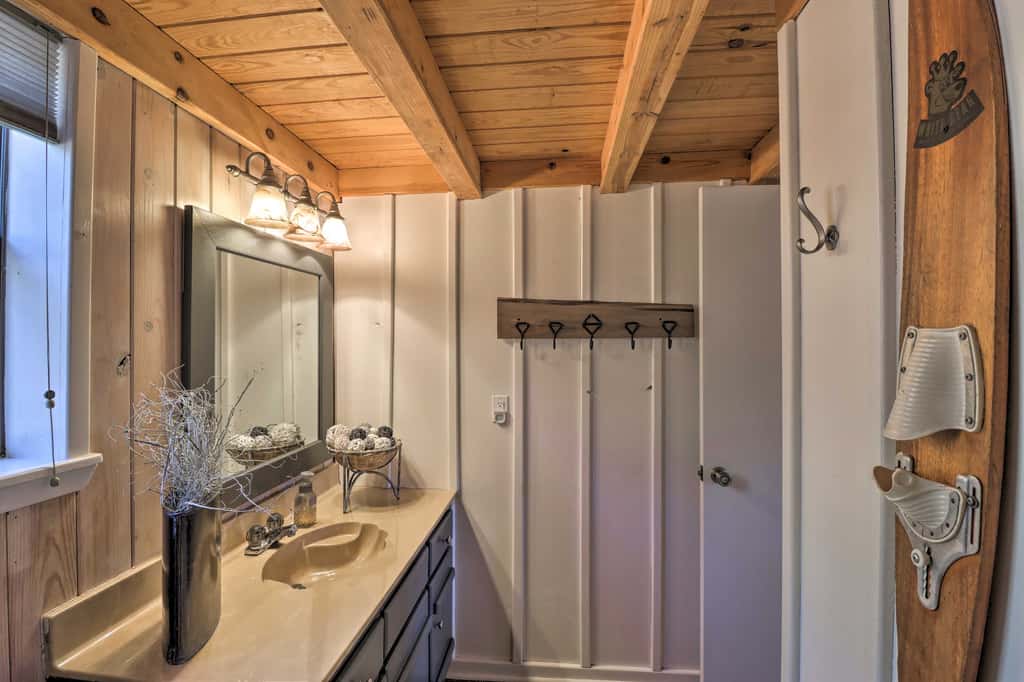 Scenic Greers Ferry Cabin w/ Deck + Fire Pit!