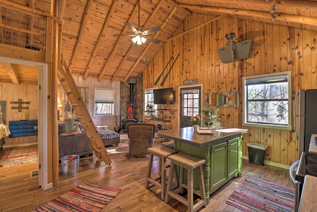 Scenic Greers Ferry Cabin w/ Deck + Fire Pit!