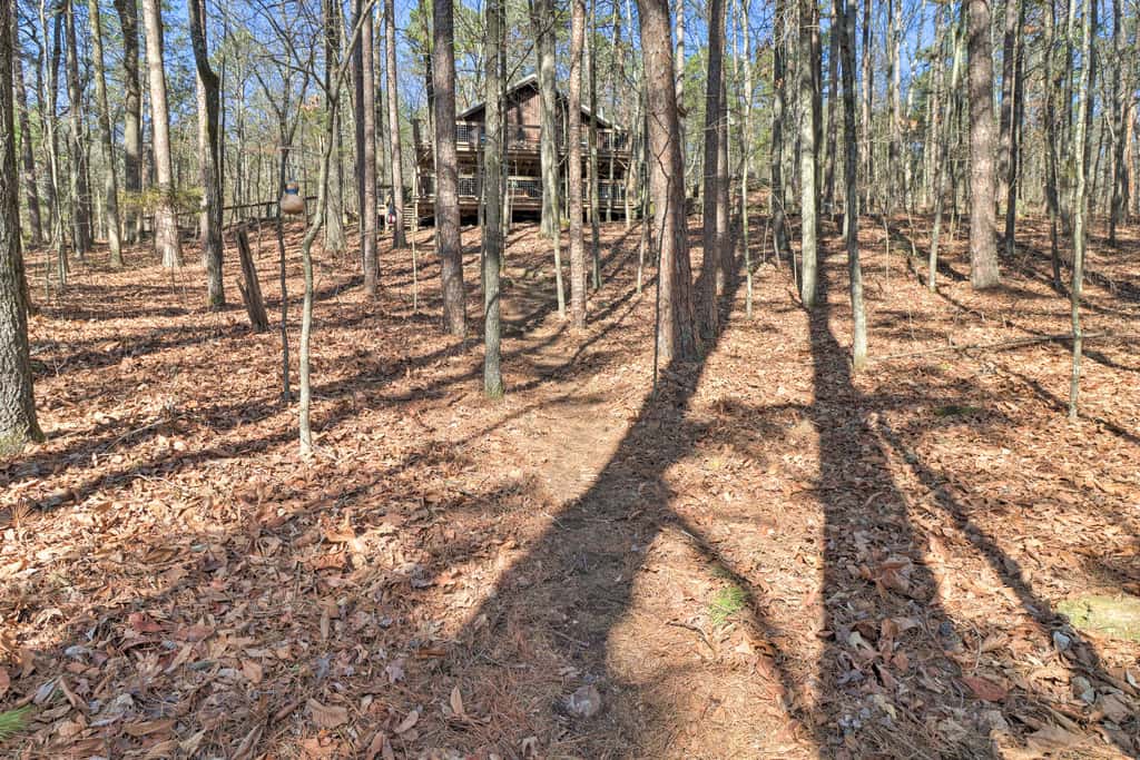 Scenic Greers Ferry Cabin w/ Deck + Fire Pit!
